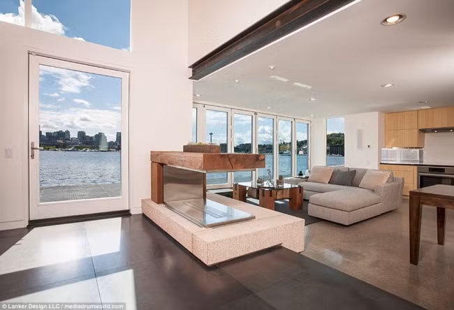 Nhà thuyền được thiết kế bởi kiến trúc sư Michelle Lanker và chồng của cô, Bill Bloxom. Đây là không gian phòng khách của ngôi nhà độc lạ.