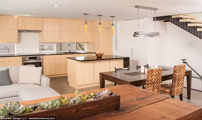 Không gian phòng bếp của nhà thuyền được thiết kế rất hiện đại.