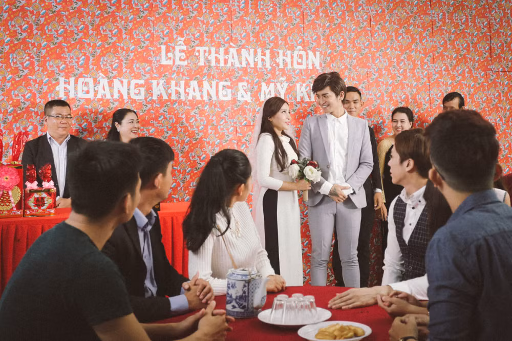 Dù xuất hiện ở những tập trước, nhân vật Hoàng Khang (BB Trần) mới có nhiều đất diễn hơn trong tập 10. Bằng lối diễn xuất tự nhiên, BB Trần khéo léo thể hiện hình ảnh một người chồng yêu thương vợ, vẫn duyên dáng, hài hước nhưng cũng đầy những diễn biến tâm lý khi nhận ra mình thuộc về giới tính thứ 3.