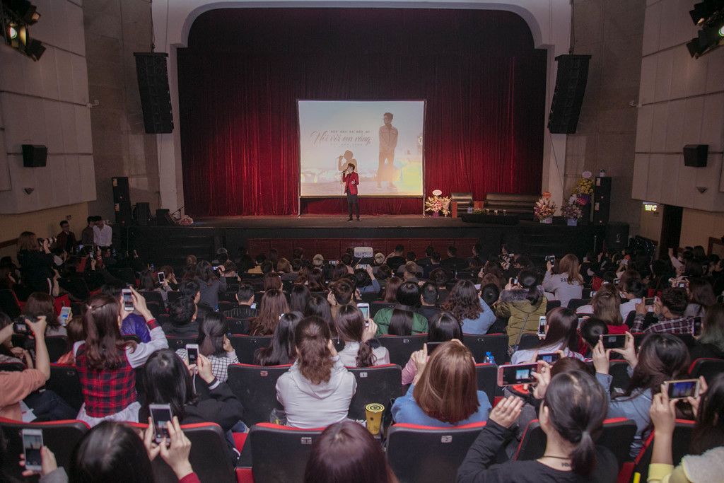 Người hâm mộ đến kín rạp Công nhân trong buổi gặp gỡ fan hiếm hoi của Bùi Anh Tuấn tại Hà Nội.