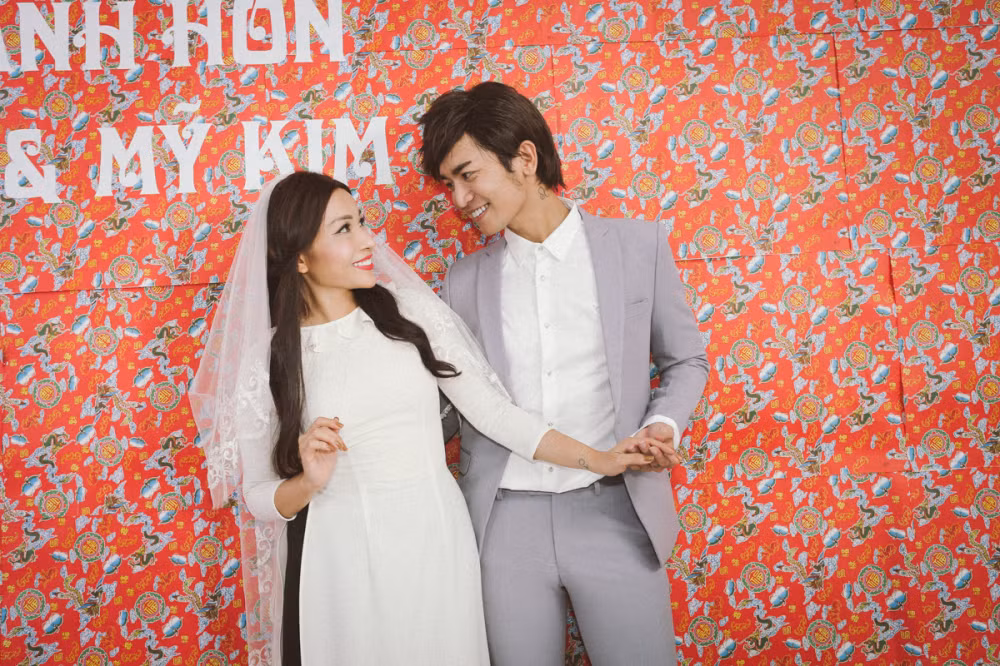 Mở đầu cho phần 2 của phim, tập 10 Những chuyện tình showbiz kể về câu chuyện tình của cặp đôi quyền lực giới truyền thông Mỹ Kim (Khả Như) và Hoàng Khang (BB Trần). Hoàng Khang từng đám cưới với Mỹ Kim và có một tình đẹp nhưng dang dở, sau khi ly hôn công ty chung bị tách làm hai, cả hai đối đầu ở hai chiến tuyến trong công việc làm ăn lẫn cuộc sống. Không hẹn mà gặp, nhân duyên sắp đặt đưa cặp vợ chồng Hoàng Khang – Mỹ Kim vô tình trở về hồi ức của 7 năm trước thuở còn yêu nhau, cũng là lúc Mỹ Kim hoài nghi về giới tính thật của chồng mình.