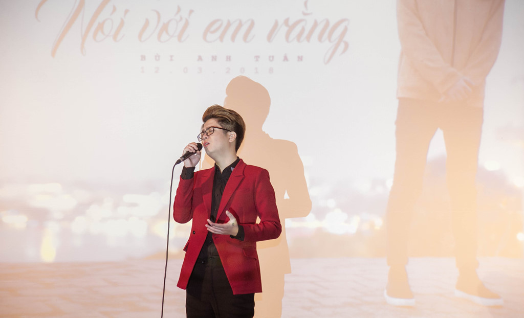 Bùi Anh Tuấn hát live dành tặng người hâm mộ. Ảnh: NVCC.