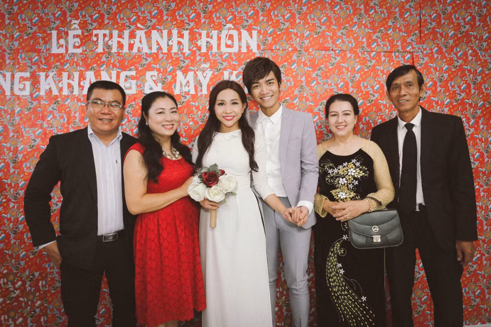 Những hình ảnh Khả Như - BB Trần trong trang phục cô dâu - chú rể vừa được chia sẻ lên mạng xã hội khiến khán giả phát sốt và không khỏi tò mò, tuy nhiên được biết đây chỉ là một cảnh trong tập tiếp theo của loạt phim mà Khả Như và BB Trần đang tham gia mang tên Lật mặt showbiz.