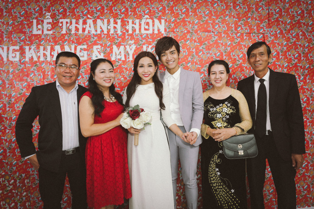 Những hình ảnh Khả Như - BB Trần trong trang phục cô dâu - chú rể vừa được chia sẻ lên mạng xã hội khiến khán giả phát sốt và không khỏi tò mò, tuy nhiên được biết đây chỉ là một cảnh trong tập tiếp theo của loạt phim mà Khả Như và BB Trần đang tham gia mang tên Lật mặt showbiz.