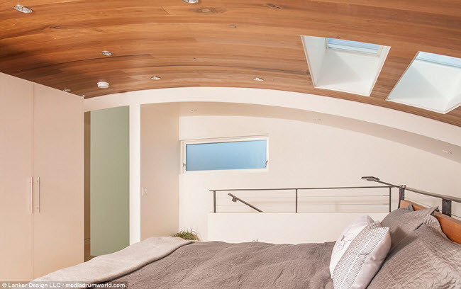 Tường và mái của ngôi nhà được làm bằng vật liệu cách nhiệt và chống thoát khí tối đa. Phòng ngủ được thiết kế đơn giản nhưng vẫn tạo ra sự thoải mái tối đa. Các trụ nổi dưới mặt sàn của ngôi nhà được thiết kế để tao ra môi trường sống mới cho các loài thủy sinh.