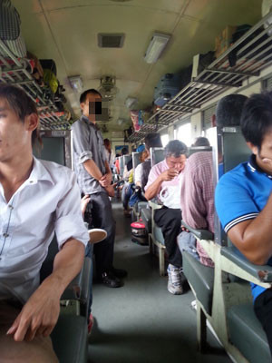 Đ. (người đứng) đang trực tiếp đưa người Việt Nam vượt biên về nước. Ảnh chụp trên một chuyến tàu hỏa từ biên giới Malaysia về BangKok, Thái Lan.