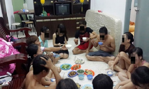 Những người Việt cư trú bất hợp pháp đang ẩn tại nhà H. "nề" ở Penang chuẩn bị vượt biên về nước.