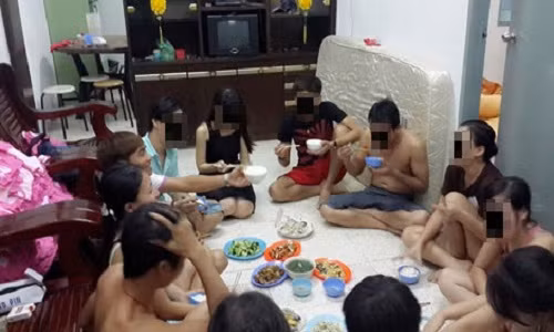 Những người Việt cư trú bất hợp pháp đang ẩn tại nhà H. "nề" ở Penang chuẩn bị vượt biên về nước.