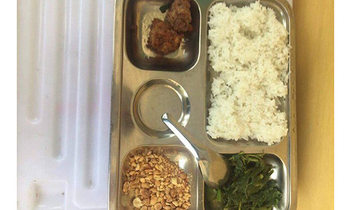 Suất cơm 15.000đ khiến phụ huynh lo lắng cho sức khỏe của con em.