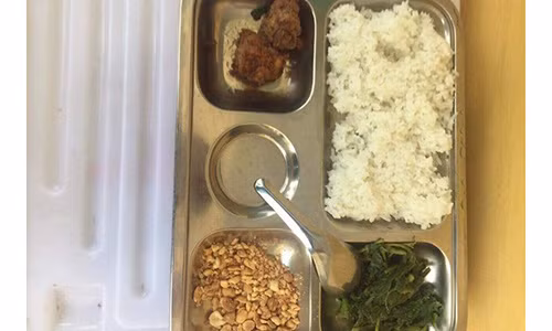 Suất cơm 15.000đ khiến phụ huynh lo lắng cho sức khỏe của con em.