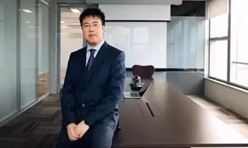 21 tuoi lap nghiep, 5 nam sau thanh ty phu, tang xe hoi cho ca cong ty