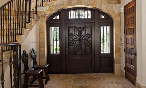 Kiểm tra các cánh cửa trong nhà để xử lý những vết nứt hoặc cánh cửa cong - những dấu hiện phong thủy xấu.