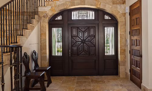 Kiểm tra các cánh cửa trong nhà để xử lý những vết nứt hoặc cánh cửa cong - những dấu hiện phong thủy xấu.