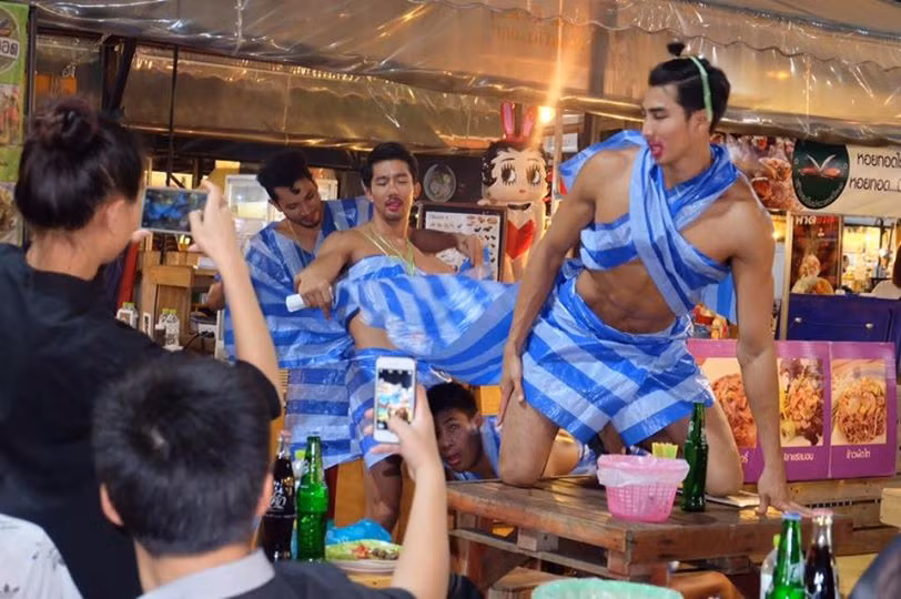 Hình ảnh của những nam nhân viên phục vụ mặc váy ngắn đã lan truyền trên mạng xã hội và ngay sau đó Staneemeehoi trở thành một hiện tượng.