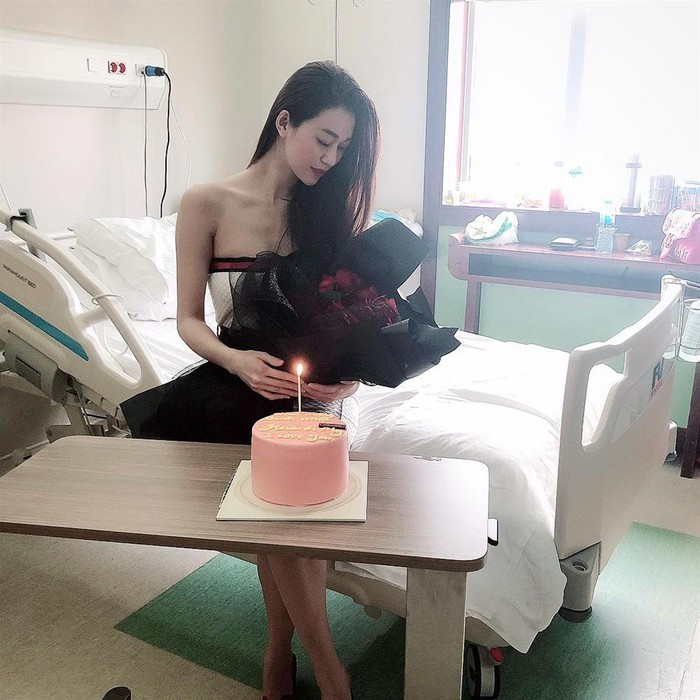 Đăng ảnh ôm hoa, Khánh My khiến người hâm mộ đặt dấu hỏi phải chăng cô đã tìm được người thương.