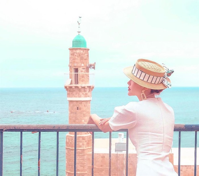 Minh Hằng lãng mạn đứng ngắm biển.