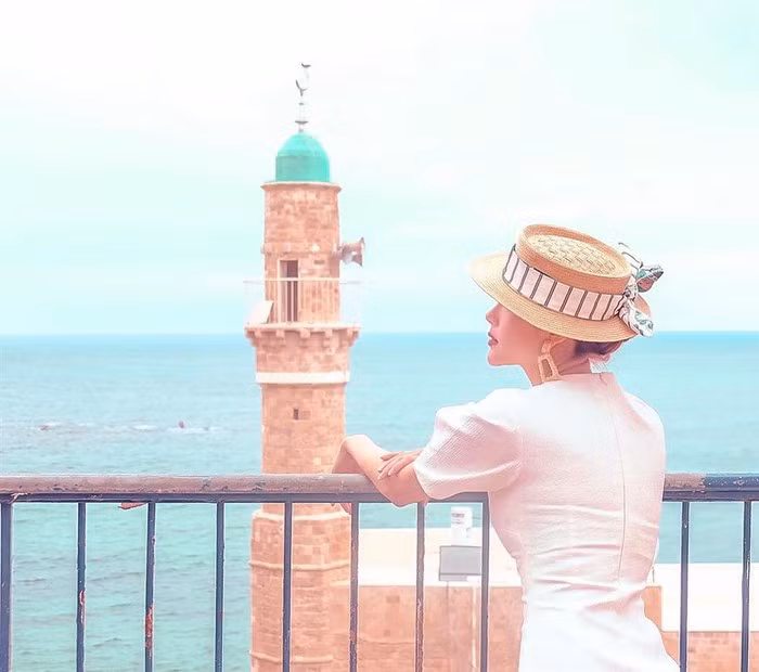 Minh Hằng lãng mạn đứng ngắm biển.