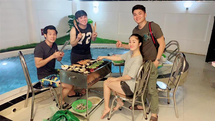 Lê Phương thông báo: "3 năm... sáng nay thức dậy, lâu rồi mới cảm nhận sự thảnh thơi, không áp lực, không vội vã. Được sống cùng nàng Hương, không phủ nhận đó là may mắn tổ nghiệp ban cho, mà còn là đặc ân khi được vẽ cho riêng mình một bức tranh cuộc đời đầy màu sắc. Phần 1, phần 2, phần cuối... bao giờ cũng là người off vai cuối cùng. Từ hôm nay sẽ nhẹ tênh, không còn canh cánh suy nghĩ về số phận của nàng, không còn mỗi đêm trăn trở sẽ cùng nàng đối diện với nỗi đau thế nào, chấp nhận bất hạnh ra sao... Bỗng nhiên lại chơi vơi, nhớ phim trường 'Gạo nếp gạo tẻ', nhớ mọi người nhiều quá... Gạo đã có đêm chia tay bình yên như thế. Không ồn ào phô trương nhưng ấm áp, chân thành. Tạm biệt, mình sẽ nhớ nhiều lắm. Đừng xóa ký ức này, đừng xóa đi hết từng ngày mưa, nắng, đưa, đón, nói và cười..."