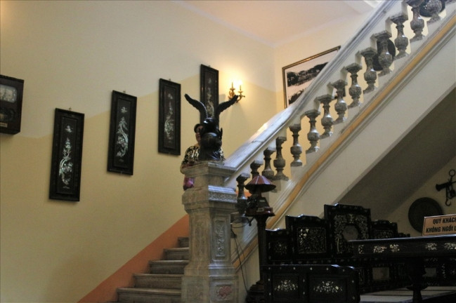 Đây là một căn nhà khá rộng, trước kia là một căn nhà bề thế nhất Bạc Liêu, người dân thường quen gọi là “nhà Lớn”. Nằm trong hệ thống nhà hàng khách sạn “công tử Bạc Liêu”, ngôi nhà thu hút hàng trăm lượt khách du lịch đến khám phá căn biệt thự của vị công tử ăn chơi nhất xứ Nam Kì thời trước.