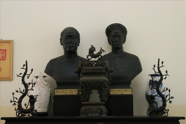 Tượng ông Trần Trinh Trạch và phu nhân. ÔngTrần Trinh Trạch (1872-1942) hay thường gọi là Hội đồng Trạch, tức cha Công tử Bạc Liêu - Trần Trinh Huy, ông nguyên là thành viên của Hội đồng Tư mật Nam kỳ (Conseil Preivé), nguyên Chánh hội trưởng và đồng sáng lập Ngân hàng Việt Nam - ngân hàng đầu tiên do chính người Việt Nam sáng lập và điều hành. Ông được coi là một trong “Tứ đại Phú hộ” của Sài Gòn. Căn nhà Công tử Bạc Liêu hiện nay có giá khoảng 400 tỉ đồng.