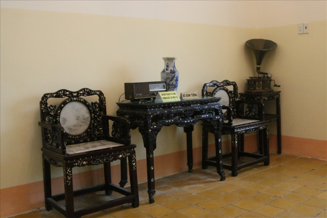 Đồ đạc trong phòng đều rất đẹp và quí cho xứng tầm với một công tử nhà giàu. Đặc biệt, dàn nội thất ở bên trong nhà Công tử Bạc Liêu mang phong thái cực kỳ bề thế và sang trọng. Anh Nguyễn Thái Sơn, du khách đến từ Bắc Ninh cho biết, đối với các loại nội thất bằng gỗ, bản thân tôi cũng có am hiểu, rất nhiều bộ bàn ghế bằng gỗ quý có tuổi đời gần trăm năm có giá trị vài chục tỉ.