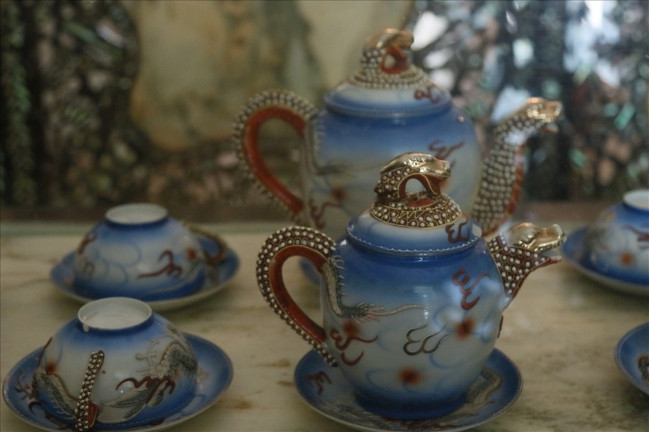 Nhưng dàn nội thất bằng gỗ bên trong nhà Công tử Bạc Liêu là rất khó để "cân đo đong đếm" về giá vì nó đều được cẩn xà cừ sắc sảo, thanh thoát kèm theo đó nó đã gắn liền với tên tuổi của một con người đã quá nổi tiếng về mức độ ăn chơi, là một trong các Công tử Bạc Liêu những năm 1930 -1940 là ông Trần Trinh Huy hay Ba Huy.