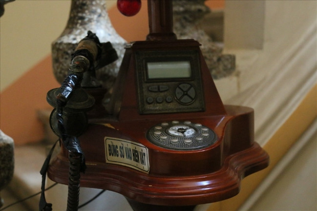 Điểm độc đáo nhất ở nơi đây là chiếc máy điện thoại cổ có từ đời Pháp thuộc đến giờ vẫn còn sử dụng tốt. Bên cạnh đó, rất nhiều cổ vật có tuổi đời hàng trăm năm hiện vẫn được lưu trữ còn khá nguyên vẹn tại đây.