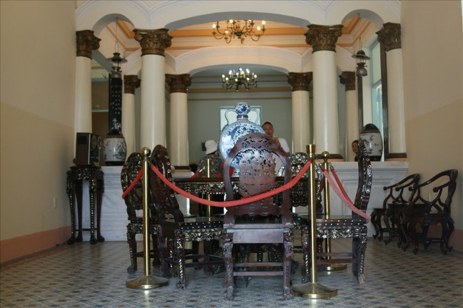 Những chiếc bình, chum trà trang trí hình rồng đã tô điểm cho ngôi nhà thêm nhiều màu sắc sống động. Bên cạnh đó, một số tiền cổ của thời kỳ trước cũng được mang ra trưng bày, gợi nhớ cho du khách phần nào có thể hình dung về một giai đoạn lịch sử thăng trầm đã qua. Các đồ vật nơi đây đều rất cổ và quí hiếm, tuy đã mất mát nhiều do chiến tranh và các nguyên nhân khác nhưng những thứ còn lại cũng đủ nói lên được sự giàu có của gia đình ông Hội Trạch lúc bấy giờ.