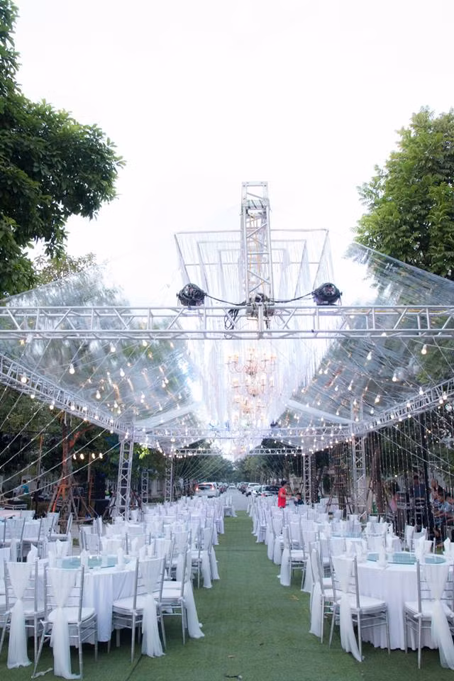 Lễ tân gia căn biệt thự của Quang Hà được tổ chức ngay trong khu sân vườn rộng lớn. Bối cảnh sân khấu trải dài, lấy ý tưởng là khung cảnh của một bãi biển với cát trắng, biển xanh tạo nên không gian tươi mát, thoáng đãng. Bàn ăn được sắp xếp sang trọng và mãn nhãn. Điều đặc biệt, màu chủ đạo của buổi tiệc là màu trắng, tone sur tone với màu của ngôi nhà. Không gian bữa tiệc xoa hoa, lộng lẫy chẳng khác gì đám cưới thuộc hàng "khủng" của showbiz.