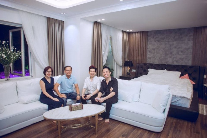 Quang Hà và anh trai Quang Cường tất bật đón tiếp khách tới thăm.