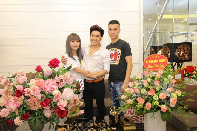 Rất nhiều hoa và quà tặng được gửi đến.