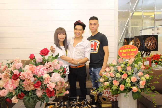 Rất nhiều hoa và quà tặng được gửi đến.