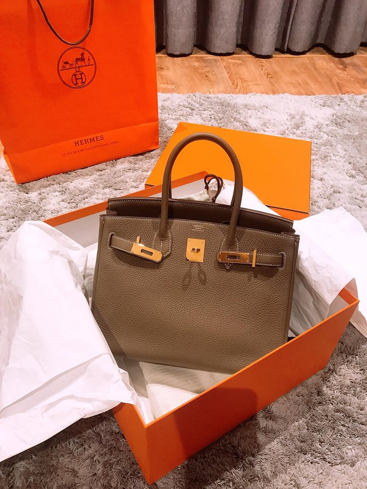 Món quà nam MC gửi đến bà xã là chiếc túi hiệu có giá lên đến hàng trăm triệu đồng.