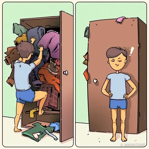 Thay vì sắp xếp đồ đạc trong ngăn tủ, anh ấy lại chọn cách xếp đồ theo cách riêng của mình: Bỏ hết đồ vào tủ và đóng của lại.