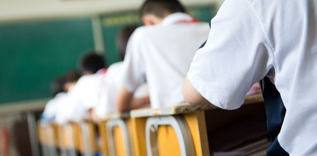 Lần đầu tiên vào tháng 1.2007 khi có khoảng 900 học sinh bị hủy kết quả sau khi có nghi vấn một phần đề thi đã bị lộ ra trước đó. Đến năm 2013, gian lận đã xảy ra ở một quy mô lớn hơn khi toàn bộ bài thi ngày 4.5 trên toàn quốc (của khoảng 1.500 thí sinh) bị hủy.