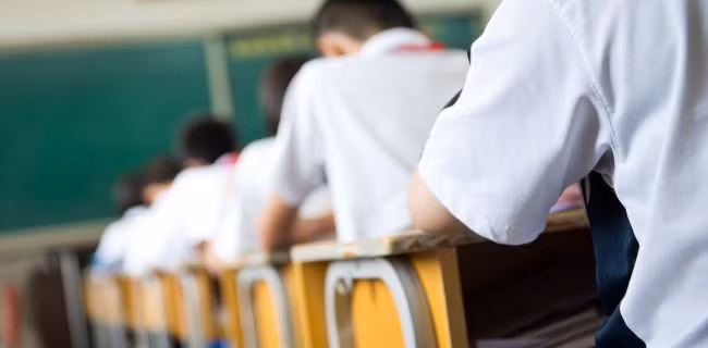 Lần đầu tiên vào tháng 1.2007 khi có khoảng 900 học sinh bị hủy kết quả sau khi có nghi vấn một phần đề thi đã bị lộ ra trước đó. Đến năm 2013, gian lận đã xảy ra ở một quy mô lớn hơn khi toàn bộ bài thi ngày 4.5 trên toàn quốc (của khoảng 1.500 thí sinh) bị hủy.