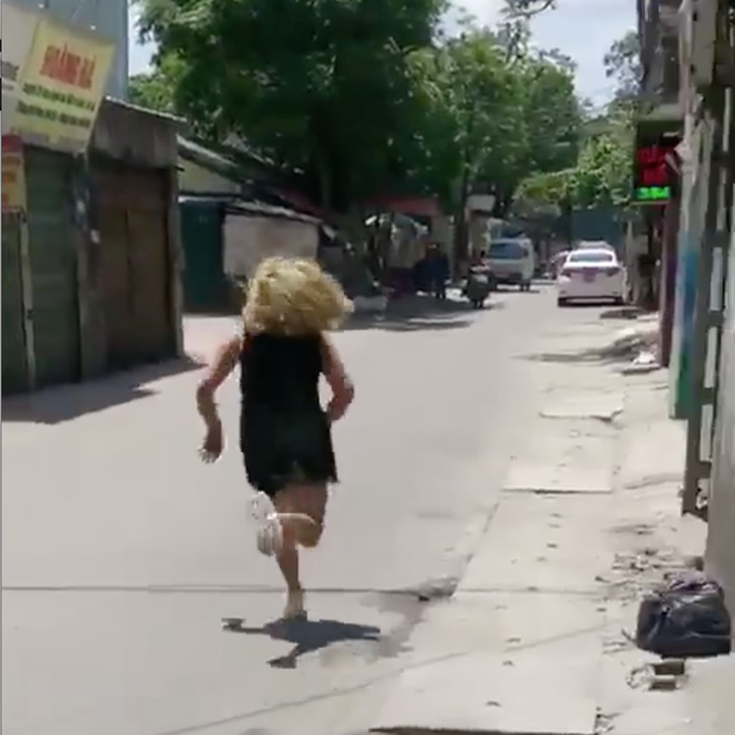 … để lại cô gái chạy tất tưởi theo sau. Ảnh cắt từ clip.