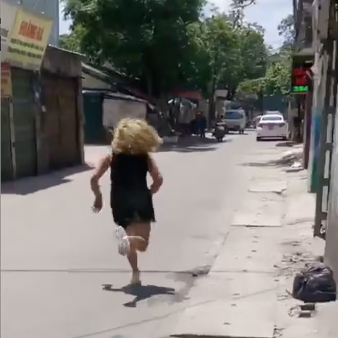 … để lại cô gái chạy tất tưởi theo sau. Ảnh cắt từ clip.