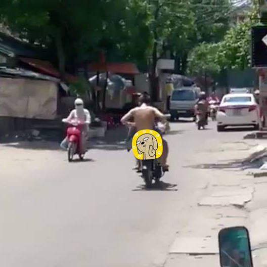 Thanh niên chạy mất hút trên chiếc xe máy… Ảnh cắt từ clip.