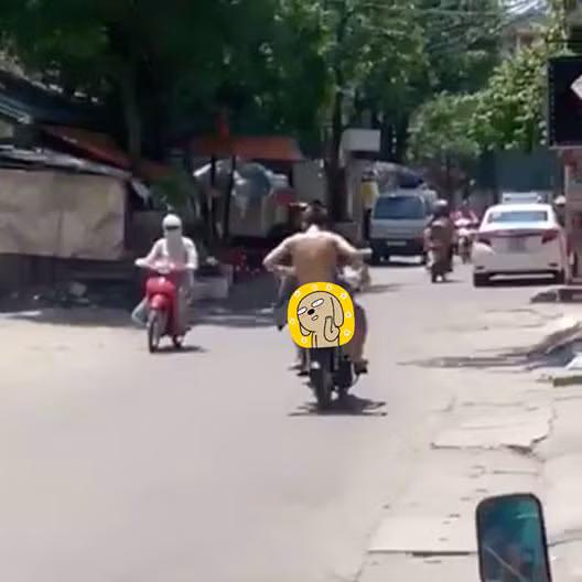 Thanh niên chạy mất hút trên chiếc xe máy… Ảnh cắt từ clip.