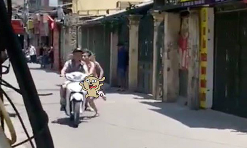 Sau màn tranh cãi, nam thanh niên trần như nhộng nhảy lên xe máy. Ảnh cắt từ clip.