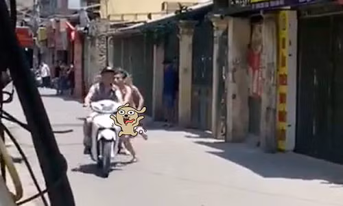 Sau màn tranh cãi, nam thanh niên trần như nhộng nhảy lên xe máy. Ảnh cắt từ clip.