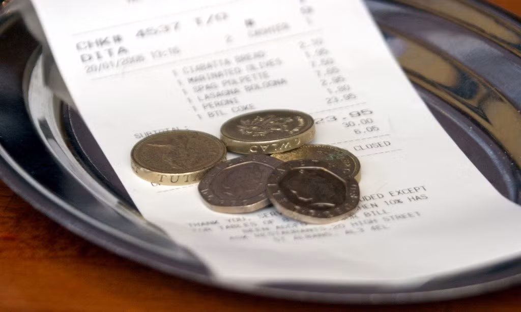 Quyt tien an: Khach bi bat giu, nhan vien phai den tien