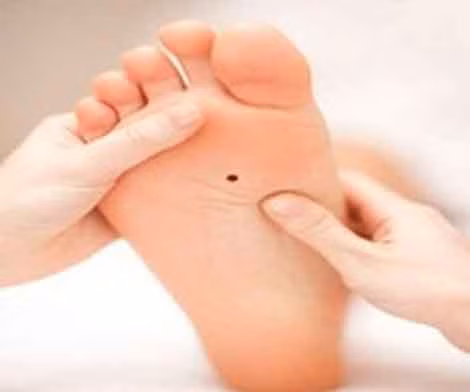 Có nốt ruồi dưới lòng bàn chân: Ông bà xưa có nói nốt ruồi son tượng trưng cho sự may mắn và hưng thịnh, vì vậy dù ở bất cứ đâu trên cơ thể nó cũng mang một ý nghĩa tích cực.