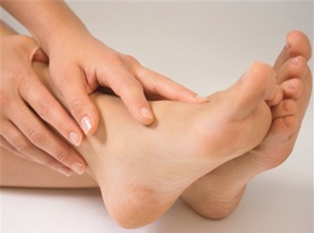 Mu bàn chân dày và nhô ra sau nhiều: Theo tử vi tướng số thì đây là kiểu bàn chân đạp tài túc. Những người sở hữu mu bàn chân như này thường được thần may mắn chiếu cố. Bàn chân này có phần mu dày và hồng hào, gót chân nhô ra phía sau nhiều, nhìn vào lòng bàn chân giống như cái kho giữ tiền.