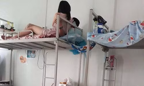 Buc xuc cap doi vo tu au yem nhau trong ky tuc xa