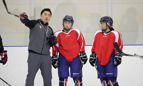 Các vận động viên khúc côn cầu trên băng của Triều Tiên có thể được tặng nhà và xe nếu đoạt huy chương Olympic. Ảnh: AP