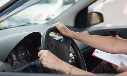 Đang thi bài thi lùi xe vào bãi, người phụ nữ bất ngờ ngất đi vì quá lo lắng.