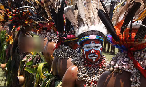Người dân Papua New Guinea ở vùng cao nguyên trong trang phục truyền thống tham gia lễ hội.