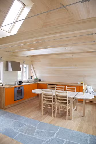 Từ tường, nền nhà, trần nhà đến nội thất... đều sử dụng gỗ.